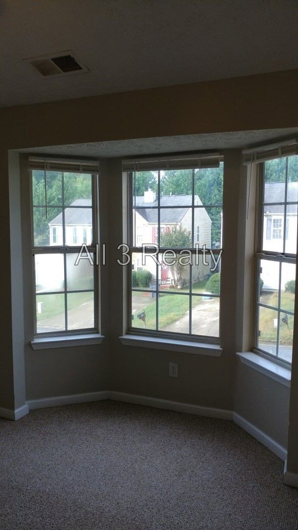 Building Photo - 5670 Hampton Ct