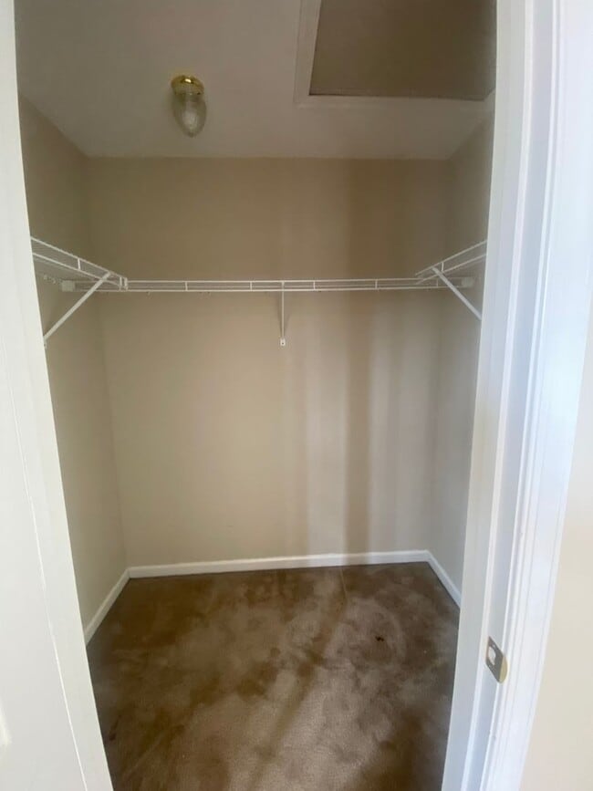 Building Photo - Three Bedroom Townhouse