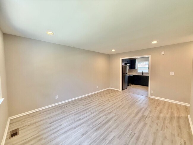 Building Photo - Johnson Street [2 UNITS]
