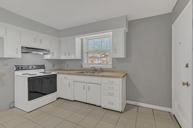 Building Photo - Charming Duplex in Prime Walkable 12 South Location!