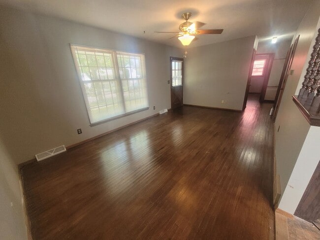 Building Photo - 3 Bedroom, 1.5 Bathroom home with detached...