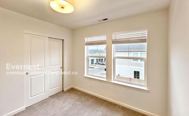 Building Photo - 8407 SE Shale Ln