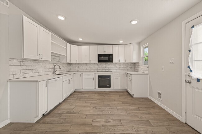 Building Photo - 3710 Daphne St