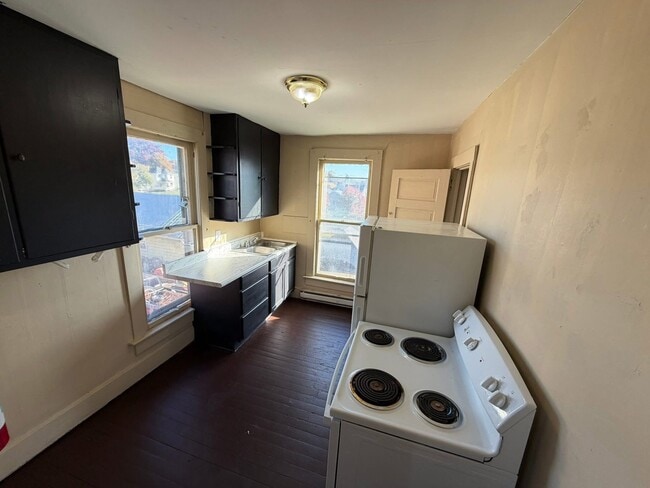 Building Photo - 1634 Maple Ave