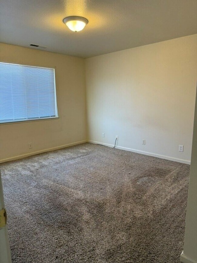 Building Photo - Two Bedroom Two Bath Townhome move in ready!