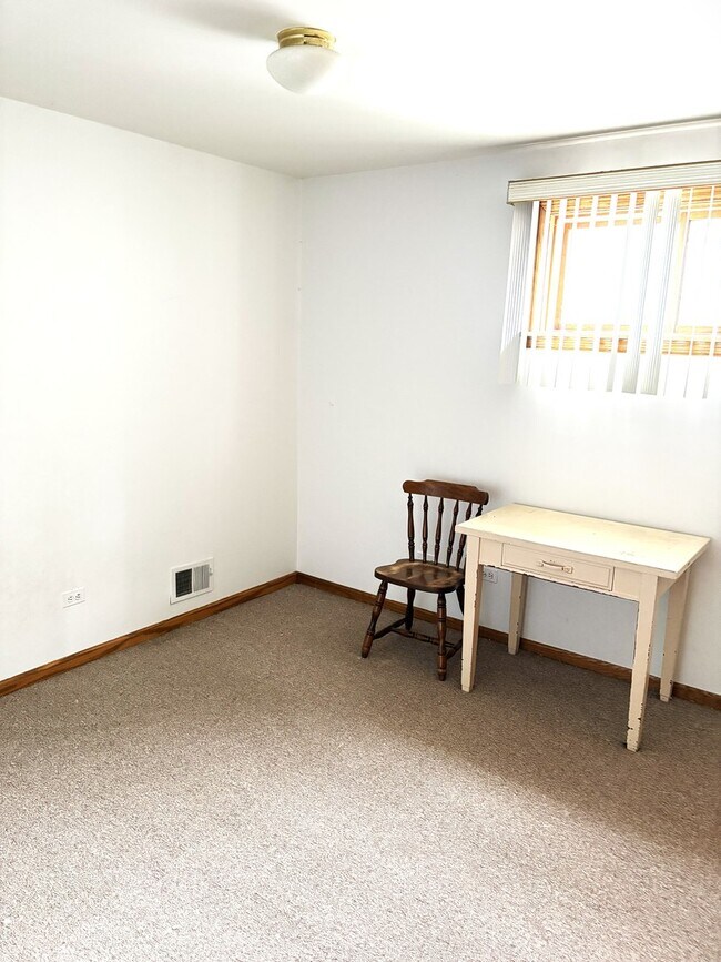 Building Photo - 463 W 23rd Pl