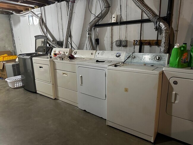 Building Photo - 6 Maple St