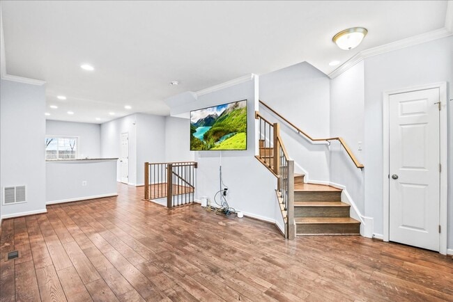 Building Photo - Commuter Friendly 3 Bed 3.5 Bath Townhome