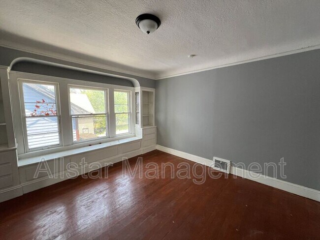 Building Photo - 3255 E 139th St