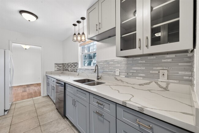 Building Photo - 500 N Post Oak Ln