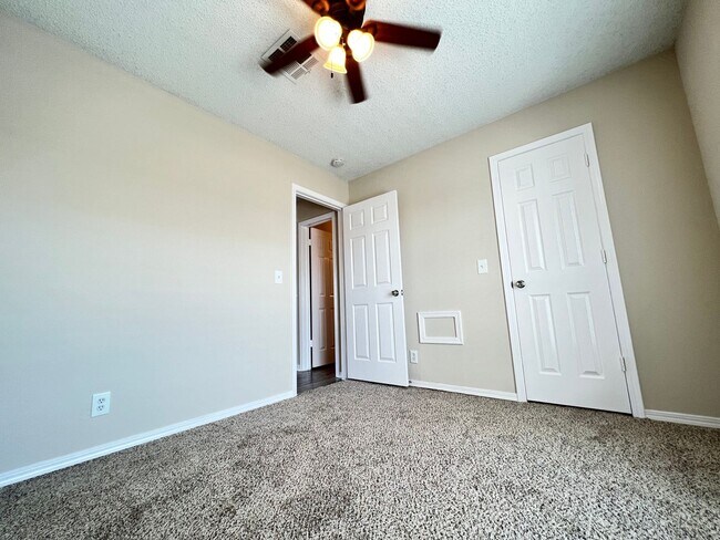 Building Photo - 2 Bedroom 2 Bath Apartment w/ Washer and Dryer Connections