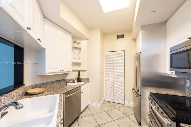 Building Photo - 888 Brickell Key Dr