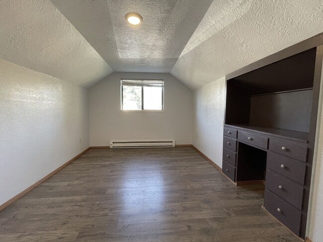 Building Photo - Fantastic Duplex Unit with Washer/Dryer, Parking, Outdoor Space