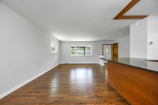 Building Photo - Anderson - Updated and spacious 3 bed 2.5 ...