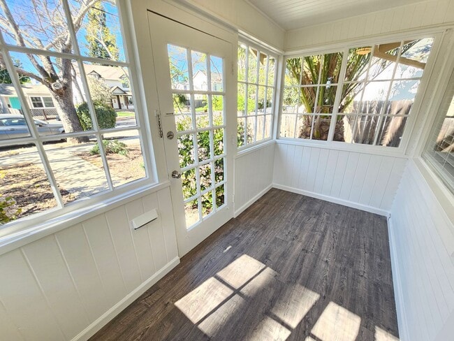 Building Photo - Beautiful Palo Alto Bungalow