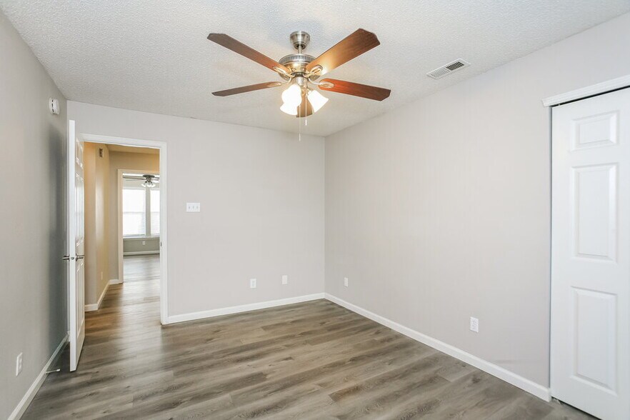 Building Photo - 2014 Dutch Elm Dr