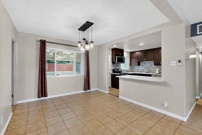Building Photo - 2020 Hendola Dr NE