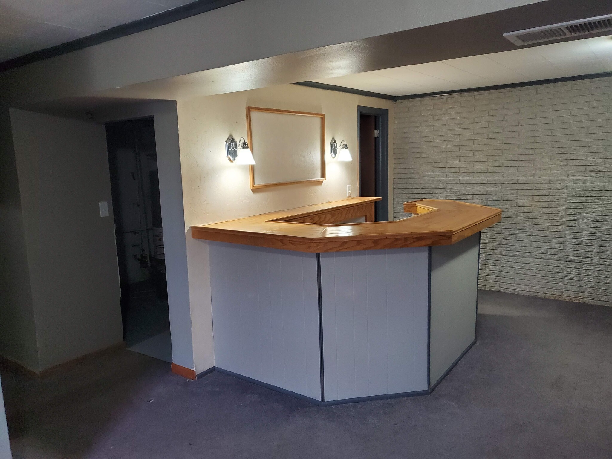 Building Photo - 9060 Oakwood Dr