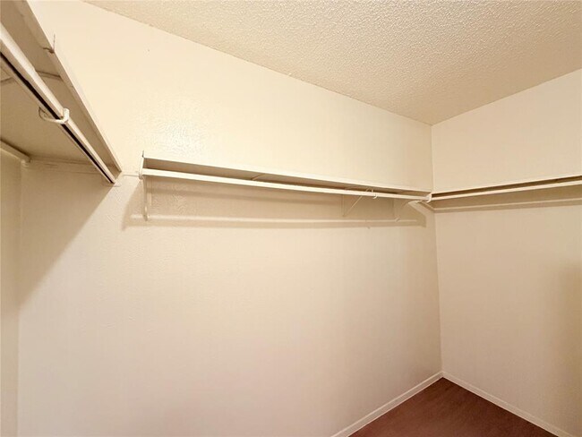 Building Photo - 10904 Meadgreen Ct