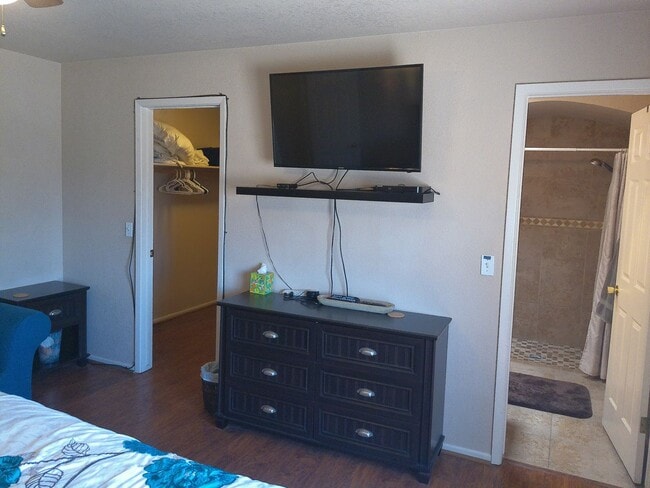 Building Photo - Seasonal  available Sept 1, 2025 to April 30,2026