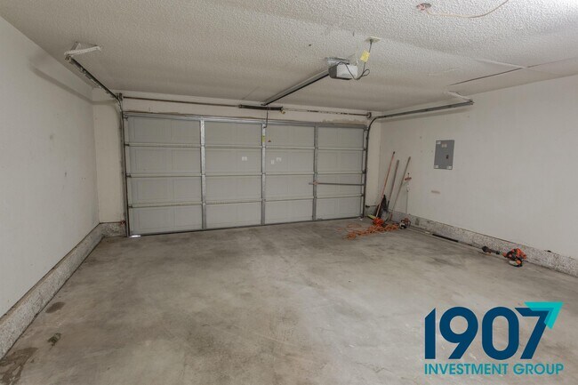 Building Photo - 2102 Briarcliff Dr