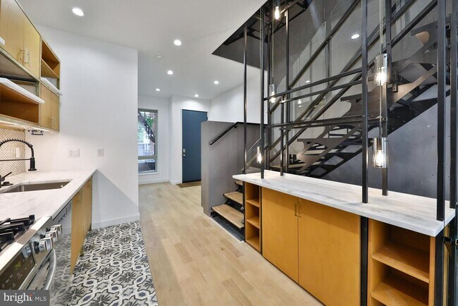 Building Photo - 725 S 6th St