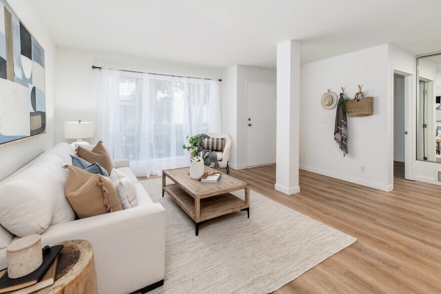 Building Photo - 13754 Mango Dr