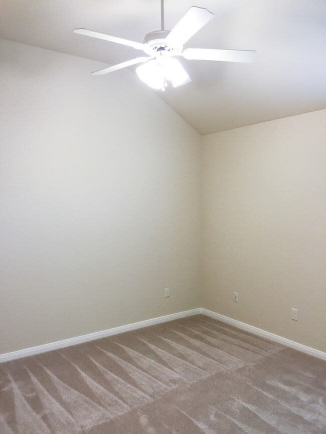 Building Photo - 3BR / 2BA Duplex in Hewitt, Texas | Midway ISD