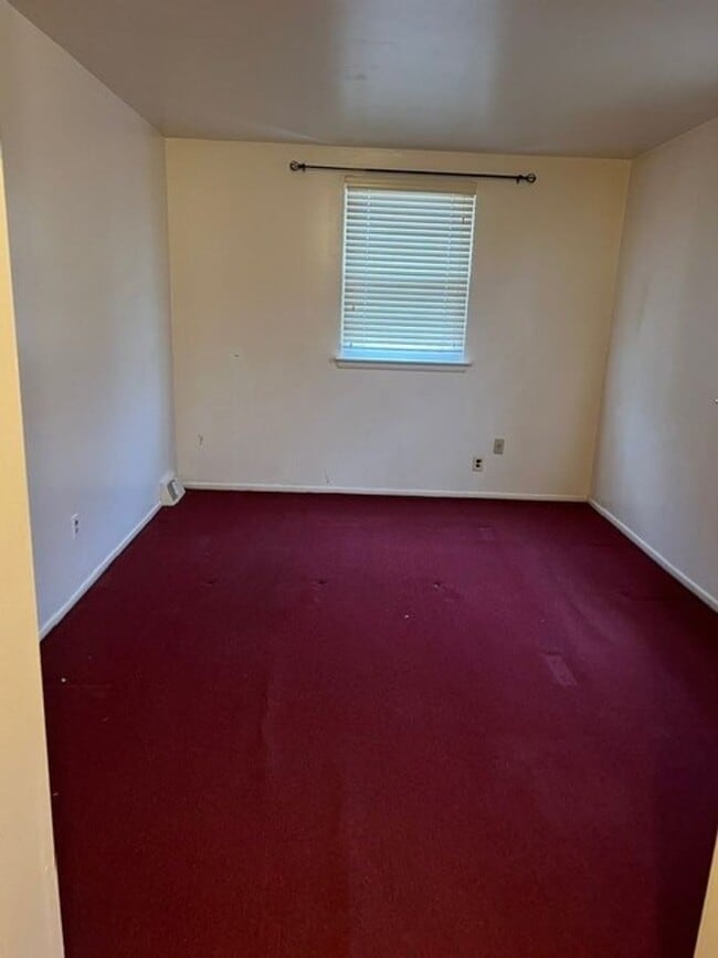 Building Photo - Stunning 6-Bedroom Home with Parking Spot and Large Yard! Available NOW!