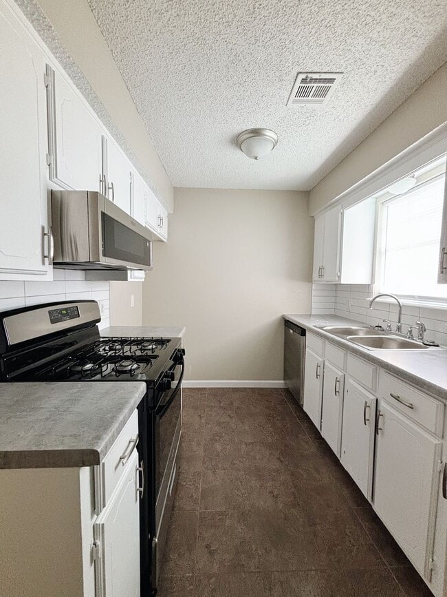 Building Photo - Spacious 1 Bedroom Duplex, 2 car garage