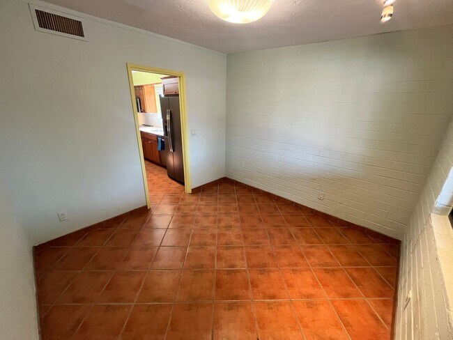 Building Photo - East- 3 bedroom/ 2 bathroom home with sparkling pool!