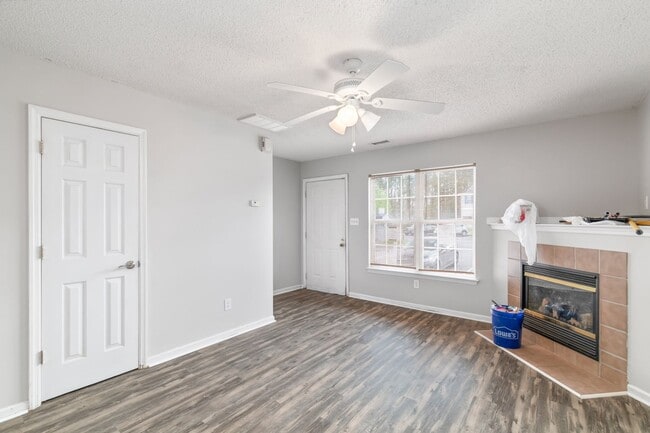 Building Photo - 2 Bed 2.5 Bath Townhome