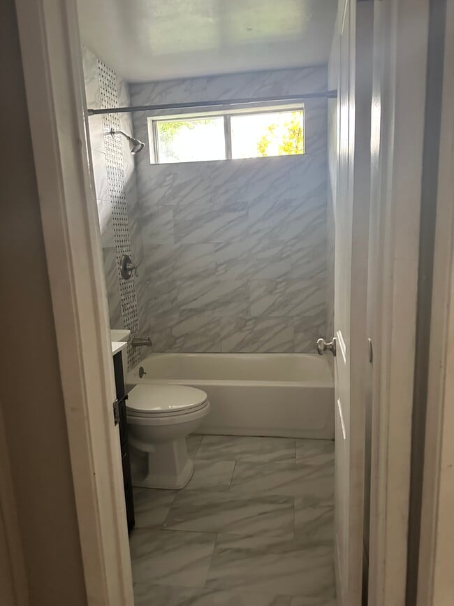 Building Photo - 1027 Washington St