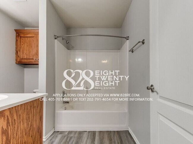 Building Photo - Lovely 3 Bed/2 Bath/2 Car Garage Single Fa...