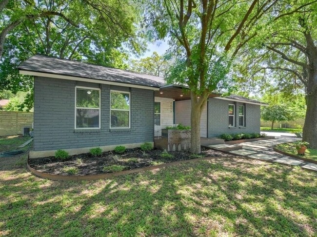 Building Photo - Unique Redesign - South Austin 3/2 - Big Private Yard - Garage- Great Neighborhood - Close to Eve...