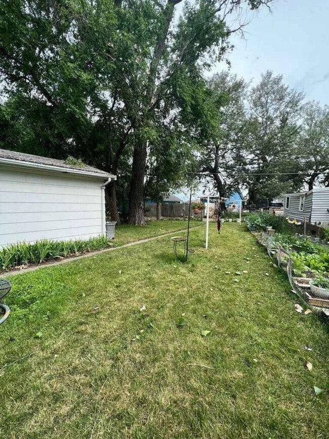 Building Photo - Fully furnished 3 bedroom 1 bathroom house!