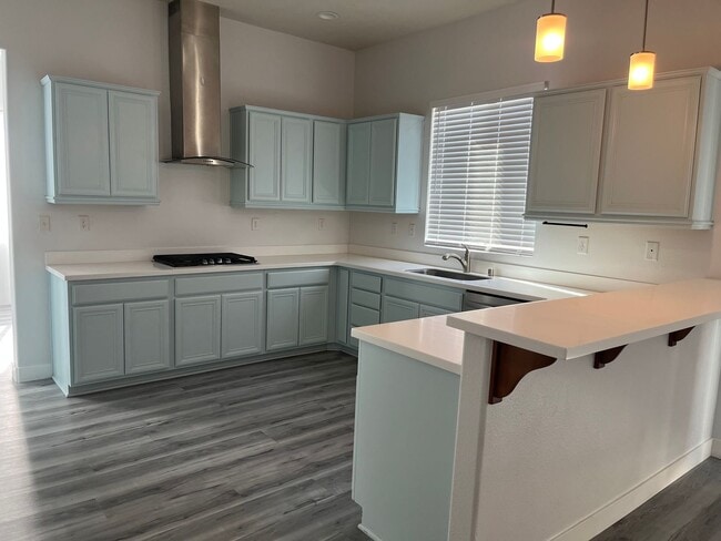 Building Photo - 4 bedroom 3bth Oak Hills area! Close to the 15 Freeway!