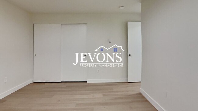 Building Photo - 2076 E 56th St