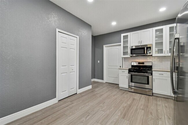 Building Photo - 6810 N Navin Ave