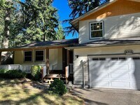 Building Photo - CUSTOM 3BD 2.5BA HARDWOOD FLOORS THROUGHOUT
