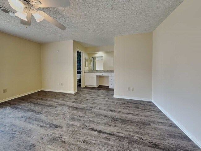 Building Photo - 6946 Maple Fox Dr