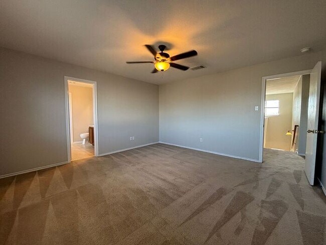 Building Photo - Spacious & Bright 4-Bedroom Home with Mode...