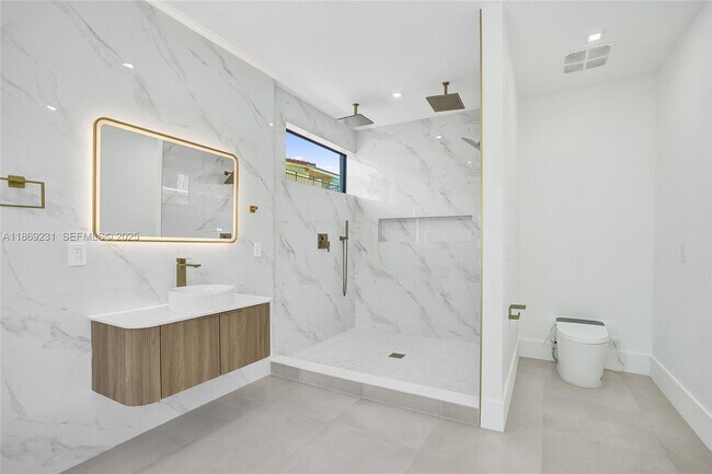 Building Photo - 1825 NE 26th Ave