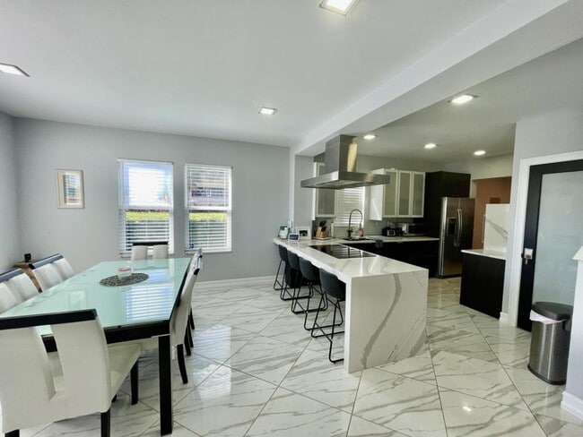 Building Photo - 505 Silver Beach Ave