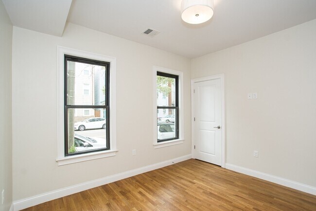 Building Photo - 282 Chelsea St