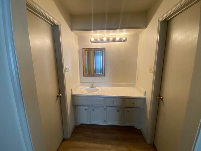 Building Photo - Duplex Convenient to South Loop 289