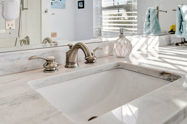 Building Photo - 28 Michiana Dr