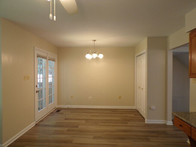 Building Photo - Three Bedroom Townhouse Conveniently Located In Springfield