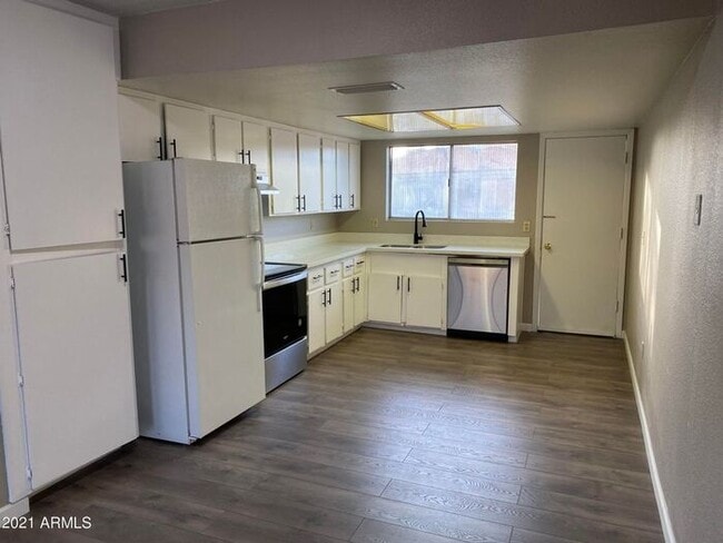 Building Photo - ONE MONTH FREE! Eligible applicants may qualify for a $0 MOVE-IN DEPOSIT, subject to credit appro...