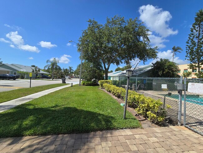 Building Photo - 1530 Royal Forest Ct
